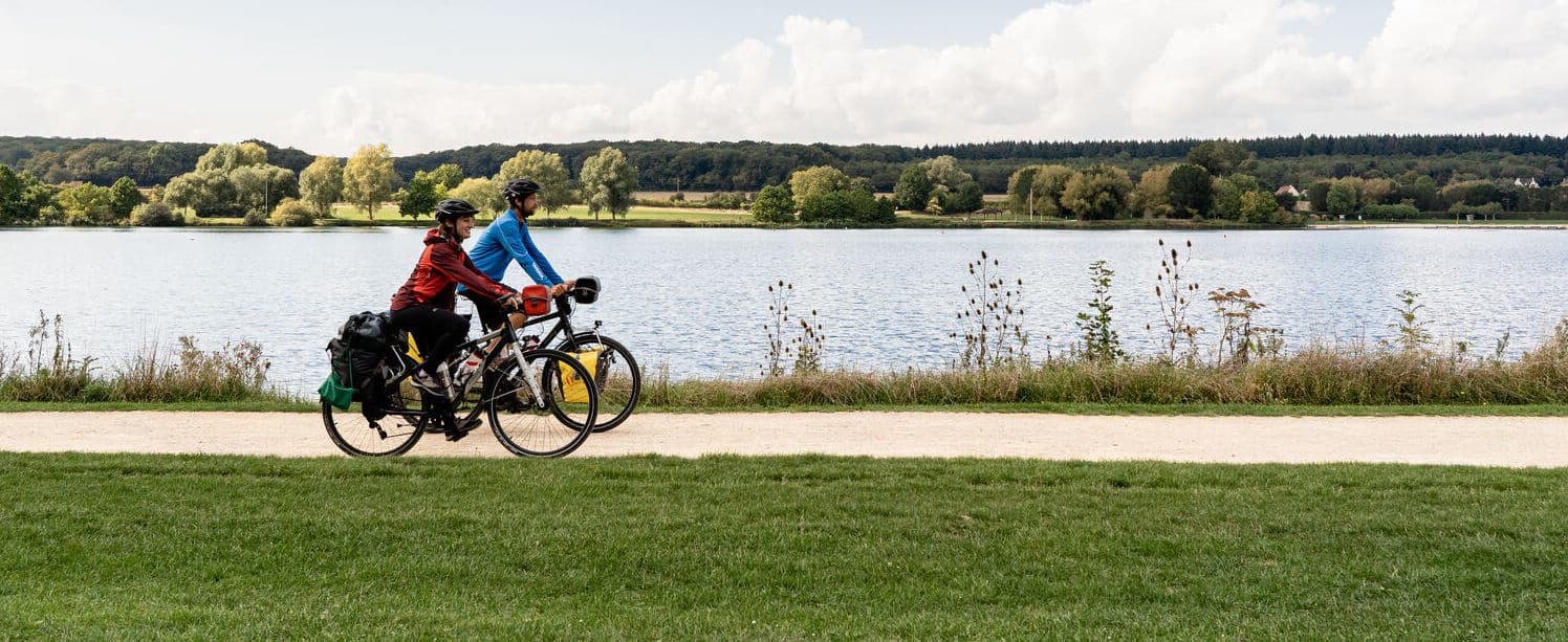 couple à vélo oise plan d'eau canada beauvais