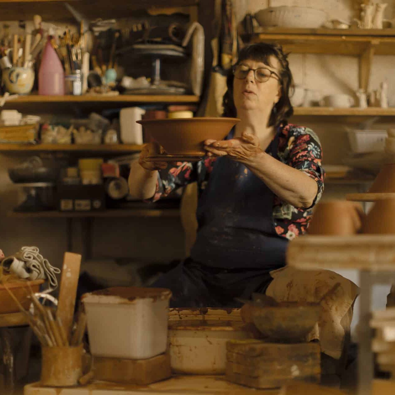 potière dans son atelier artisanal